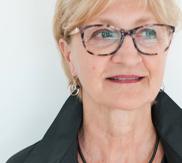 Beverly is wearing Reel earrings in silver with black