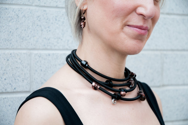 Sandra is wearing Flat Loopt Earrings in bronze with a Heavy loopt necklace/bracelet in bronze and black.
