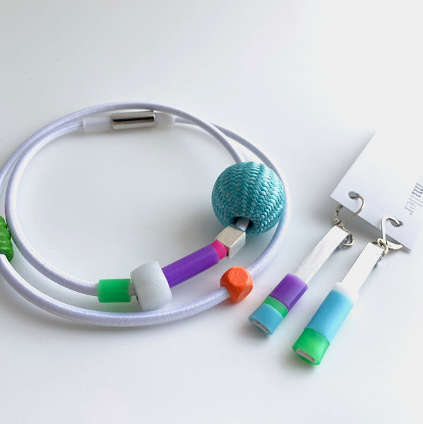 This pic shows you the perfect pairing for earrings and necklace, sold separately. This pic also shows the silver interlocking magnectic clasp.