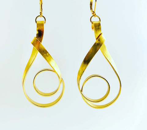 Loopy earrings in flat gold
