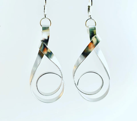 Loopy earrings in flat silver