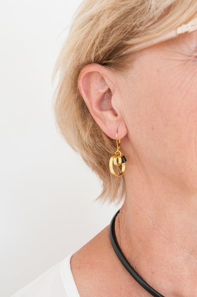 Beverly is wearing Reel earrings in gold 