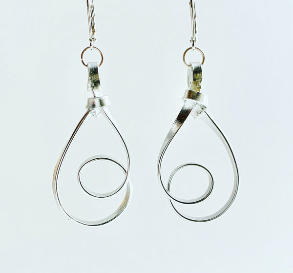 Loopy earrings in thin silver