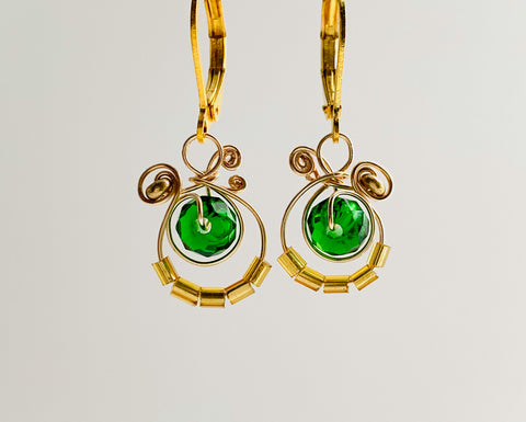 Classic MiMi earrings in Gold coloured copper wire with green faceted glass bead