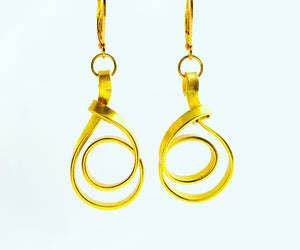 Loopy earrings in thin gold